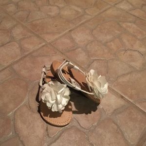 “Girls” white flower sandals in size 5